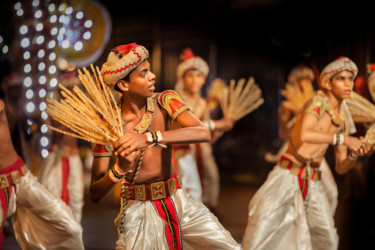 Fotografie mit dem Titel "Dance of Prosperity" von Chaminda Jayasekara, Original-Kunstwerk, Digitale Fotografie Auf Andere s…
