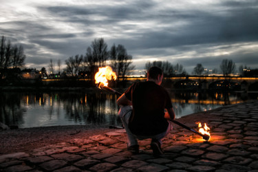 Photographie intitulée "Le jongleur (Couleu…" par B.Chancelvie, Œuvre d'art originale