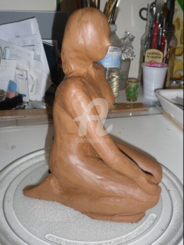 Sculpture titled "Jeune femme agenoui…" by Chantal Le Mesle, Original Artwork, Terra cotta