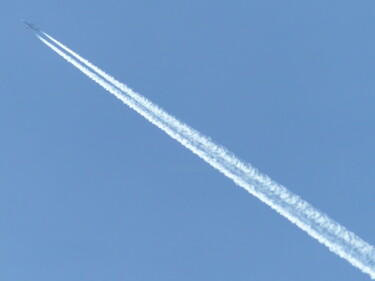 Photographie intitulée "avion dans le ciel" par Charlotte Poncin, Œuvre d'art originale, Photographie numérique
