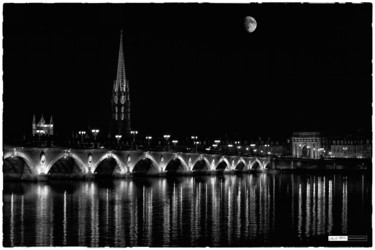 Photography titled "La lune veille sur…" by Gérald Bohic, Original Artwork