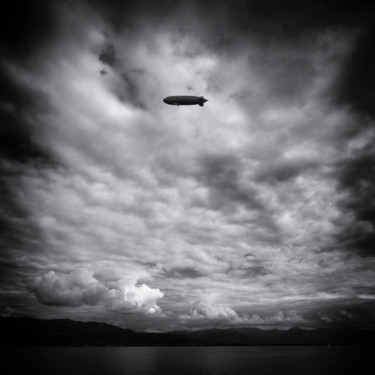 Photographie intitulée "The Flying Cigar" par Christian Schwarz, Œuvre d'art originale, Photographie numérique