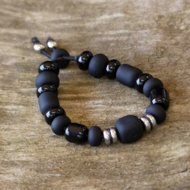 Ambacht getiteld "Bracelet "All Black…" door Chris Coelln, Origineel Kunstwerk, Armbanden