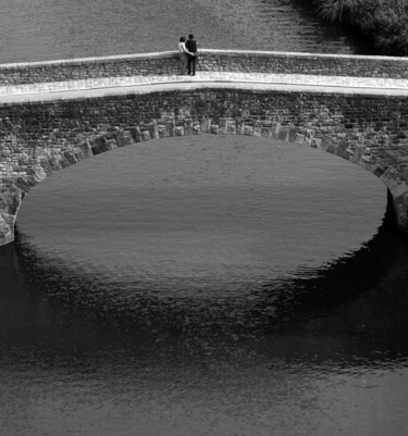 Photographie intitulée "Amoureux du pont" par Christian Lugrezi, Œuvre d'art originale