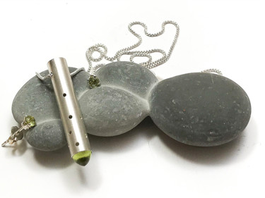 Pendentif tige péridot Design intitulée "Pendentif tige péri…" par Christiane Lecomte, Œuvre d'art originale, Bijoux