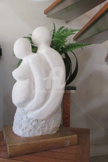 Sculptuur getiteld "La vie en cadeau" door Christiane Bernais, Origineel Kunstwerk, Steen