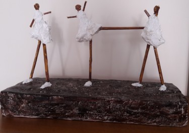 Skulptur mit dem Titel "Les Petites Filles…" von Christiane Guerry, Original-Kunstwerk, Holz