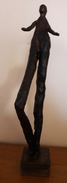 Skulptur mit dem Titel "THE WALKER" von Christiane Guerry, Original-Kunstwerk, Papier