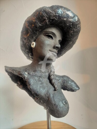 Escultura intitulada "La Dame du Palais" por Christine Dupont, Obras de arte originais, Argila