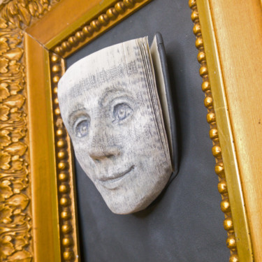 Sculptuur getiteld "Small book face mus…" door Christine Rozina, Origineel Kunstwerk, Papier