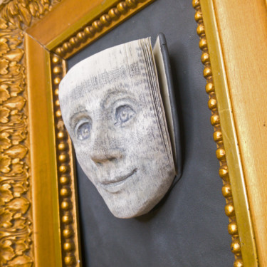 Scultura intitolato "Small book face mus…" da Christine Rozina, Opera d'arte originale, Carta