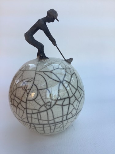 Sculptuur getiteld "Le golfeur" door Christine Sawas, Origineel Kunstwerk, Klei