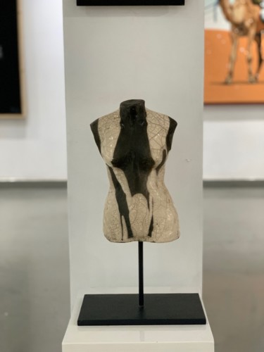 Sculpture titled "Buste noir/beige" by Christine Sawas, Original Artwork, Ceramics