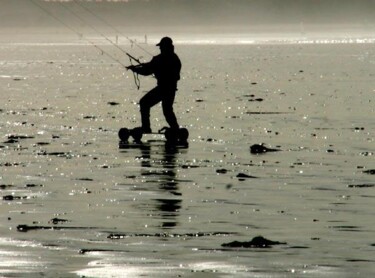 Photographie intitulée "homme à roulettes" par Christine Vannier, Œuvre d'art originale