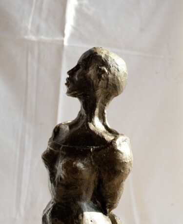 Sculpture titled "Dame des rues" by Christine Vannier, Original Artwork, Ceramics