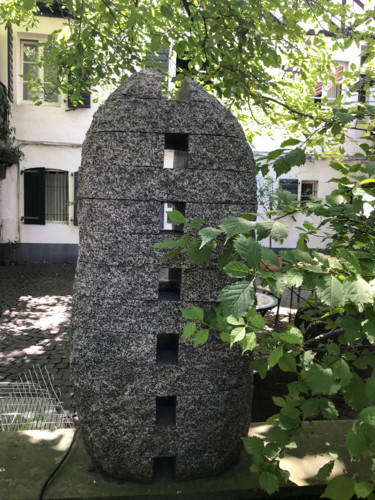 Skulptur mit dem Titel "Tribute" von Christoph Jakob, Original-Kunstwerk, Stein