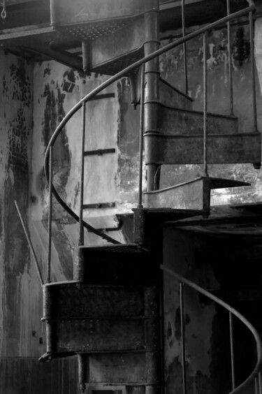Fotografie mit dem Titel "l'escalier du puit" von Christophe Plousey, Original-Kunstwerk, Digitale Fotografie