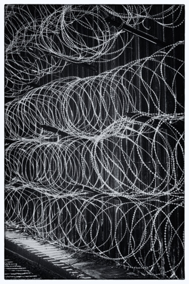 Photographie intitulée "Razor-wire at the U…" par Christopher L Smith, Œuvre d'art originale, Photographie numérique