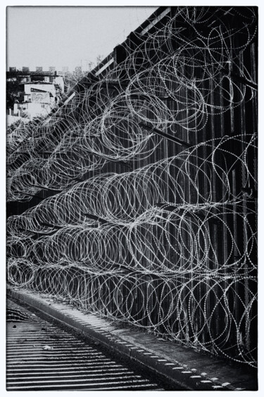Фотография под названием "Razor-wire at the b…" - Christopher L Smith, Подлинное произведение искусства, Цифровая фотография