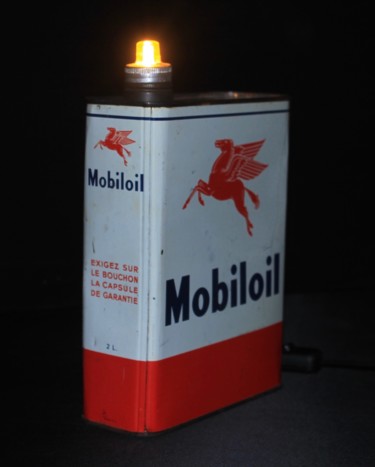 Design intitulée "Bidon mobiloil" par L’Avant Demain, Œuvre d'art originale, Luminaire
