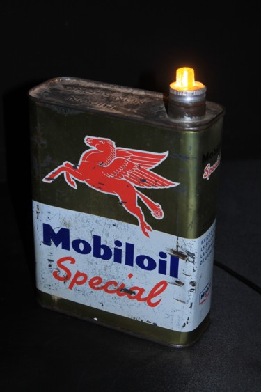 Design intitulée "Bidon mobiloil" par L’Avant Demain, Œuvre d'art originale, Luminaire