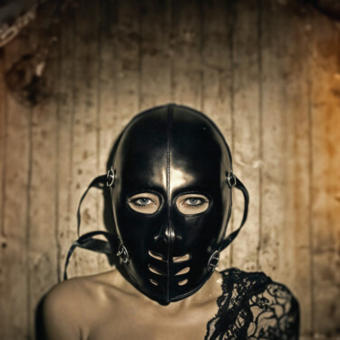 Fotografie mit dem Titel "Mask" von Ciro Ayala (KIR), Original-Kunstwerk, Analog Fotografie