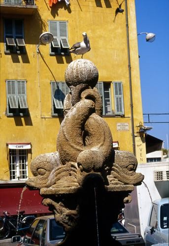 Photographie intitulée "Fontaine aux poisso…" par Chiara D., Œuvre d'art originale