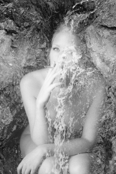 Fotografia intitulada "Angie's waterfall" por Clara Diebler, Obras de arte originais, Fotografia de filme Montado em Alumínio