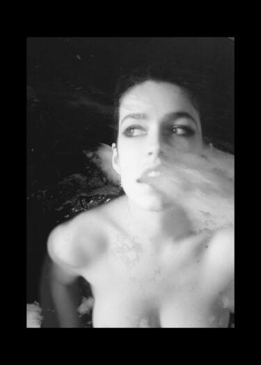 Fotografia intitolato "Smoking away" da Clara Diebler, Opera d'arte originale, fotografia a pellicola