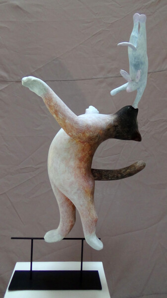 Скульптура под названием "Chat et Souris acro…" - Claude Feuillet, Подлинное произведение искусства, Смола
