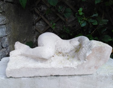 Skulptur mit dem Titel "dormeuse ombreuse" von Claude Hardenne, Original-Kunstwerk, Stein