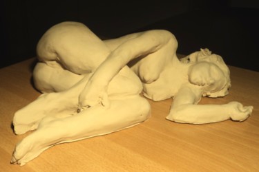 Скульптура под названием "terre cuite 1" - Claude Hardenne, Подлинное произведение искусства, Глина