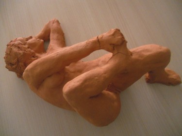 Sculpture intitulée "Elle prend son pied!" par Claude Hardenne, Œuvre d'art originale