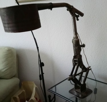 Design intitulée "lampe métal signée" par Art Plaisir, Œuvre d'art originale, Métaux