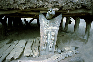 Photographie intitulée "Case à Palabres" par Claude Grand, Œuvre d'art originale, Photographie argentique