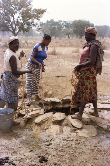 Fotografie getiteld "Femmes africaines a…" door Claude Grand, Origineel Kunstwerk, Film fotografie
