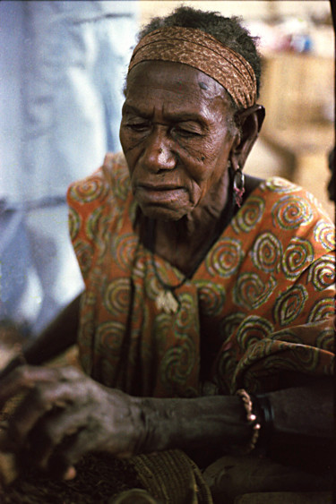 Photographie intitulée "vieille-femme-peul" par Claude Grand, Œuvre d'art originale