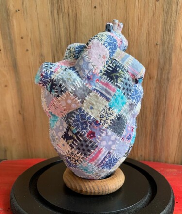 Sculpture titled "Corazón 1, de la se…" by Claudia Fabiola Estrada Castillo, Original Artwork, Paper maché