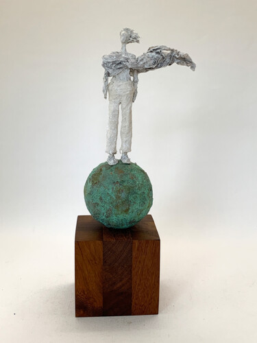 Sculpture intitulée "They put a man on t…" par Claudia König, Œuvre d'art originale, Papier mâché