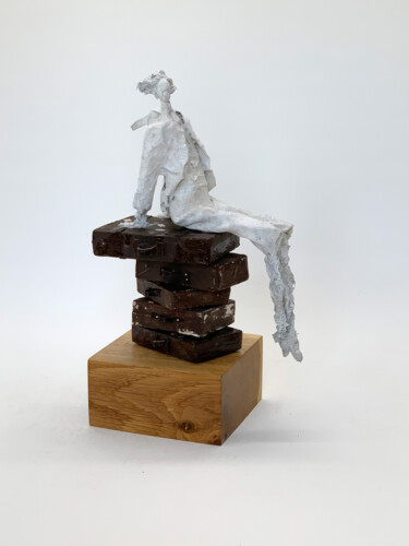 Sculpture intitulée "Warten auf..." par Claudia König (koenigsfigurine), Œuvre d'art originale, Papier mâché