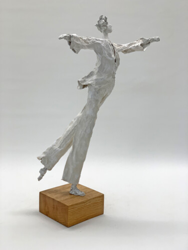 Sculpture intitulée "Dancer" par Claudia König, Œuvre d'art originale, Papier mâché