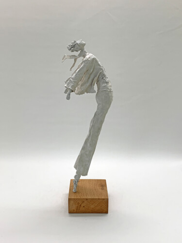 Escultura intitulada "Dancer II" por Claudia König, Obras de arte originais, Papel machê