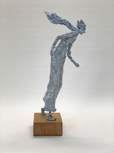 Skulptur mit dem Titel "walking in the wind" von Claudia König, Original-Kunstwerk, Papier maché
