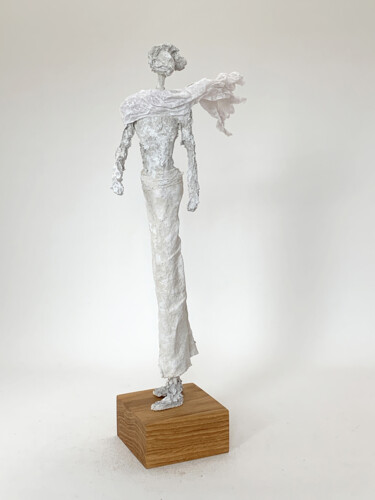 Скульптура под названием "Looking back" - Claudia König, Подлинное произведение искусства, Папье-маше