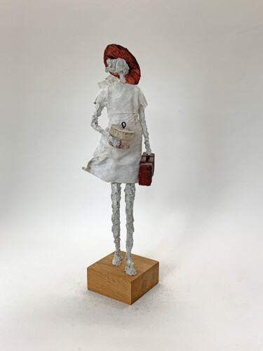 Sculpture titled "Sophisticated lady" by Claudia König (koenigsfigurine), Original Artwork, Paper maché