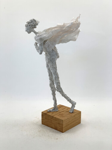 Skulptur mit dem Titel "Gegen den Wind" von Claudia König, Original-Kunstwerk, Papier maché