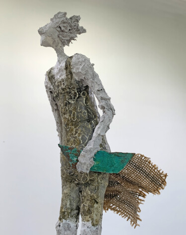 Sculpture intitulée "Nach einem langen T…" par Claudia König, Œuvre d'art originale, Papier mâché