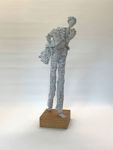 Sculpture intitulée "Strolling" par Claudia König (koenigsfigurine), Œuvre d'art originale, Papier mâché