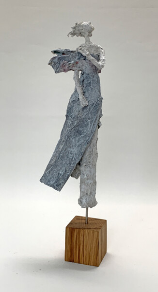 Skulptur mit dem Titel "woman in the wind" von Claudia König, Original-Kunstwerk, Papier maché