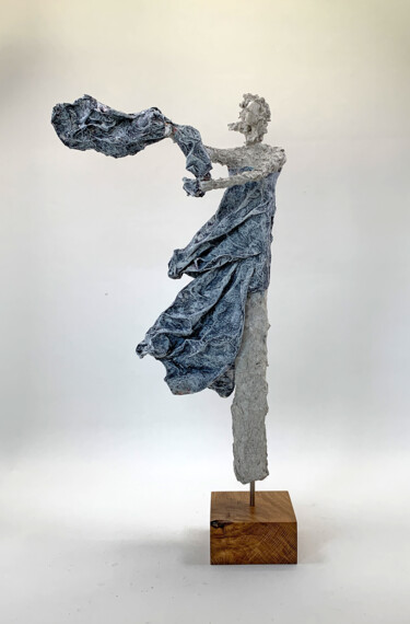 Sculpture intitulée "Woman in the wind I…" par Claudia König (koenigsfigurine), Œuvre d'art originale, Papier mâché